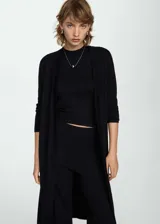Cardigan largo de punto fino, color negro, con diseño recto, cuello en pico y manga larga sin cierre.