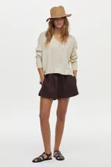Sweater de punto con escote en V y mangas cortas, confeccionado con hilo metalizado con lurex, de calce cómodo y holgado.