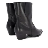 Bota corta de cuero color marrón, con taco cuadrado y punta fina. Presenta una correa con tachas pequeñas y una argolla metálica decorativa alrededor del tobillo. Cuenta con cierre lateral.