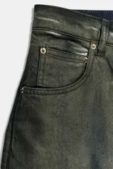 Jeans de tiro medio con corte barrel leg y diseño de cinco bolsillos. Presenta un acabado con efecto lavado y tintado único, con cierre frontal de cremallera y botón.