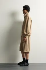 Bermuda estilo jogger de ajuste relajado, color beige, con cintura elástica ajustable mediante cordón y bolsillos delanteros.
