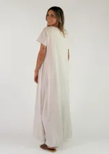 Vestido largo azul de manga corta, con escote en V con detalle de volados y calce holgado.