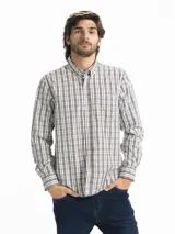 Camisa celeste y blanca a cuadros con cuello abotonado, manga larga y bolsillo en el pecho.