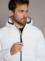 Campera Calvin Klein acolchada blanca con capucha, cierre frontal con cremallera y bolsillos laterales con cremallera.