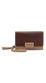 Billetera mediana Lincoln's de símil cuero en combinación de tonos beige y marrón, con presilla frontal, placa metálica con logo grabado y correa de muñeca incorporada.