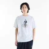 Remera New Balance de jersey de algodón color gris melange, de manga corta y cuello redondo, con diseño gráfico estampado en el pecho que muestra a una persona con bicicleta.