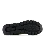 Championes New Balance 574, color verde militar con detalles en blanco y amarillo claro. Confeccionados en gamuza y malla, con logo "N" característico en los laterales y entresuela ENCAP.