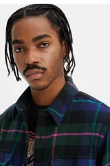 Camisa a cuadros azul, verde y violeta, de corte recto, manga larga y dos bolsillos frontales con botón.