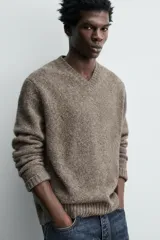 Jersey de punto con corte relajado, confeccionado en una mezcla de fibras de alpaca y yak. Presenta cuello en pico, manga larga y acabados en rib en puños y bajo.