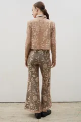 Pantalón de corte recto y holgado confeccionado en encaje con diseño floral, con pretina elastizada.