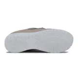 Championes Kolosh color beige con detalles en marrón, ajuste con doble velcro y suela blanca.