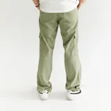 Pantalón cargo verde con bolsillos laterales y corte recto.
