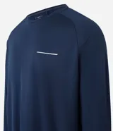 Remera deportiva negra de poliéster con tecnología Dry, cuello redondo, manga larga y estampa lettering en el pecho.