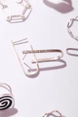 Par de aros colgantes de plata 925 con forma de U invertida y textura martillada.