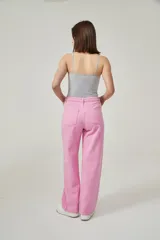 Musculosa de bretel fino color crudo, corte ajustado al cuerpo y escote redondo.