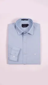 Camisa celeste de manga larga, corte slim fit, con cuello clásico y logo bordado en el frente.