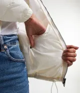 Campera ultra leve Blue Steel, confeccionada en poliamida, con diseño de gajos, capucha, cierre frontal por cremallera, bolsillos laterales con botones y elástico en los puños.