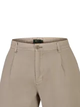 Pantalón chino RKF modelo Calen para hombre, color beige, de corte recto y diseño clásico con bolsillos laterales y presillas para cinto.