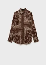 Camisa marrón con estampado paisley, de corte recto, cuello camisero y mangas largas con puños abotonados.