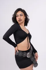 Top negro de mangas largas con escote en V y nudo ajustable en el centro.