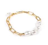 Pulsera dorada con eslabones rectangulares y perlas irregulares.