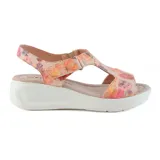 Sandalia de cuero con estampado floral multicolor, plataforma blanca y ajuste con velcro.