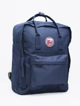 Mochila color verde militar con diseño clásico y minimalista. Cuenta con un compartimento principal con cierre de doble cremallera, un bolsillo frontal con cierre y dos asas superiores con broche. En el frente, tiene un parche circular con el texto "FORUM INDUSTRIES CO." en rojo.