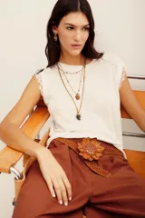 Musculosa blanca de lino con detalle de encaje en las sisas, cuello redondo y diseño sin mangas.