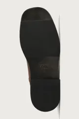 Bota de piel color marrón con cierre de cremallera lateral, horma cuadrada y suela con ligero tacón.