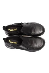 Botin de cuero negro con cierre lateral, paneles elásticos y suela con tecnología de amortiguación de aire en el talón.