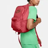 Mochila Nike Heritage color rosa con logo marrón, bolsillo frontal con cierre y bolsillos laterales.