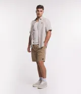 Bermuda masculina de sarga lavada, con ajuste de lazo en la cintura y bolsillos laterales. Presenta un diseño versátil y resistente con un ligero toque elástico para mayor comodidad.