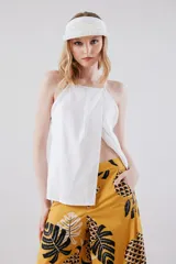 Musculosa blanca de breteles finos y corte irregular.