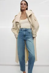 Jeans de tiro alto con corte tapered y largo al tobillo. Presenta cinco bolsillos, trabillas en la cintura, cierre frontal con cremallera y botón, y detalle de raya planchada en el delantero.