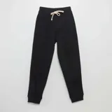 Pantalón de jogging negro con cintura elástica y cordón ajustable.