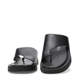 Sandalias Miss Carol modelo Amalia, color negro, tipo ojota con plataforma baja y tira ancha superior con separación para el dedo.