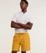 Bermuda de playa para hombre, de corte recto y color verde menta, confeccionada en algodón texturizado con diseño de rayas sutiles. Cuenta con cintura elástica con cordón de ajuste, bolsillos laterales y diseño sin estampas.