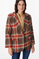 Blazer de corte recto con estampado de cuadros en tonos marrones, beige y rojos. Presenta solapas clásicas, cierre frontal con un botón y bolsillos laterales con solapa.