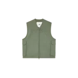 Chaleco estilo utilitario Eme Studios modelo Zion Forest, color verde militar, con cierre frontal de cremallera, múltiples bolsillos delanteros y argolla metálica en el pecho.