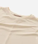 Blusa de manga larga confeccionada en tejido rib, con cuello redondo y diseño ajustado al cuerpo.