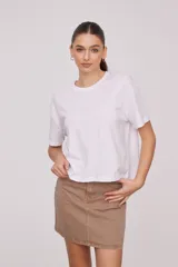 Remera blanca de algodón, manga corta, corte holgado y cuello redondo.