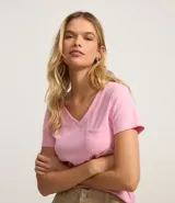 Blusa básica de algodón con cuello en V, manga corta y un pequeño bolsillo frontal. Diseño liso y versátil.