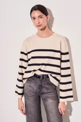 Sweater de punto con diseño a rayas horizontales en color crema y marrón, de corte holgado, cuello redondo y mangas largas acampanadas.