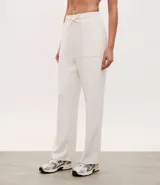 Pantalón deportivo de corte recto confeccionado en modal, con cintura elástica, cordón ajustable y bolsillos delanteros aplicados.