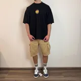 Bermuda cargo de jean celeste, corte regular, con bolsillos laterales con fuelle y tapeta.