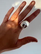 Anillo plateado de cobre con forma de esfera, de tamaño grande y ajustable.