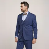 Traje de tres piezas Fellini S6, color beige, compuesto por saco de solapa muesca, chaleco con botones y pantalón de corte recto.