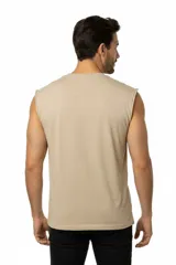 Musculosa negra de algodón, corte holgado y cuello redondo a la base con sisas anchas.