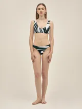 Conjunto de bikini con estampado de cebra en blanco y negro. El corpiño es de corte deportivo y la bombacha es de tiro medio.