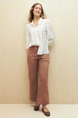 Pantalón recto color marrón, de tiro medio y silueta recta.